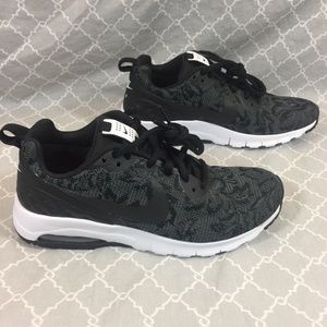 Nike Women's Air Max Motion, Size 6